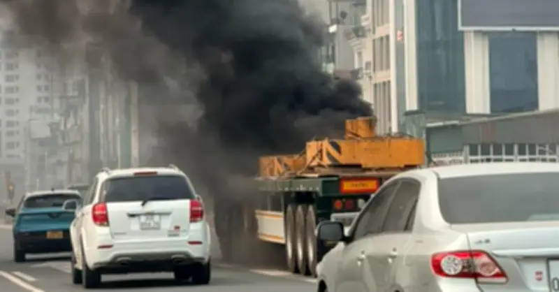 Ô tô đầu kéo bất ngờ bốc cháy dữ dội trên vành đai 3 Hà Nội