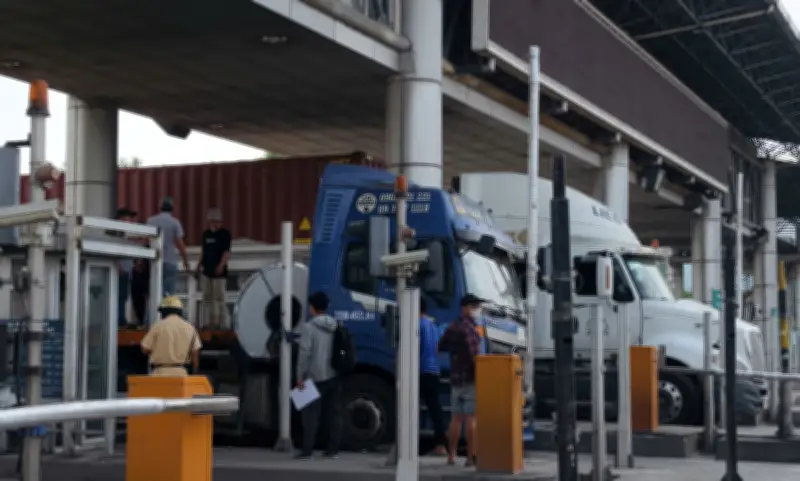 Đứt xích chằng, 3 cuộn thép khung tại trạm thu phí Ngoại Cảng Cát Lái gây ùn tắc