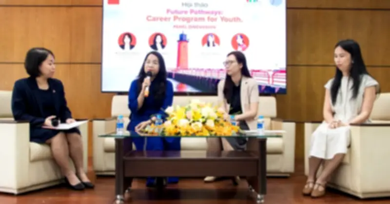 Tọa đàm hướng nghiệp: Trải nghiệm thực tế và mạng lưới cố vấn cho giới trẻ