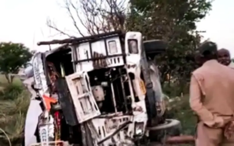 Tai nạn giao thông thảm khốc tại Ấn Độ: Xe buýt đâm xe tải, 6 người tử vong