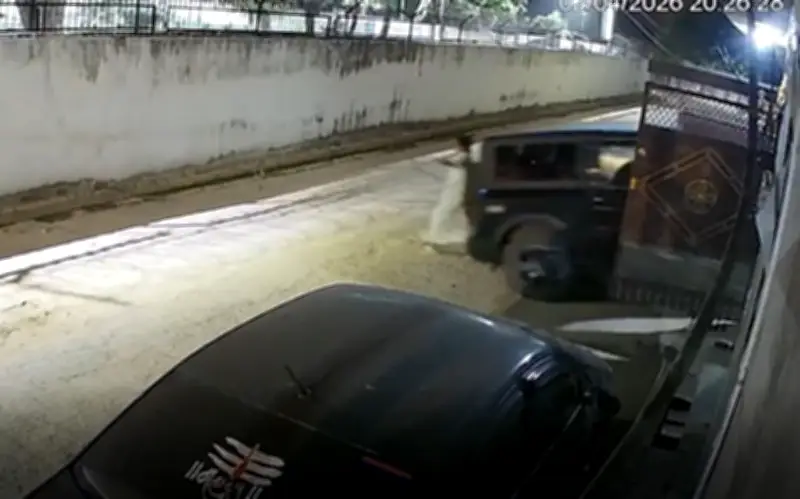 Tai nạn hy hữu ở Ấn Độ: SUV Thar cán chết cụ bà khi đóng cổng nhà