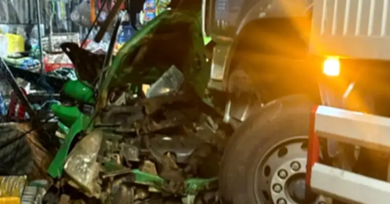 Tai nạn kinh hoàng ở Lâm Đồng: Taxi đâm ô tô tải, tài xế tử vong tại chỗ