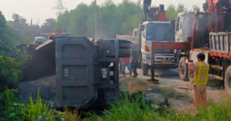 Tai nạn kinh hoàng tại Đồng Nai: Xe đầu kéo đè bẹp ô tô con, một người tử vong