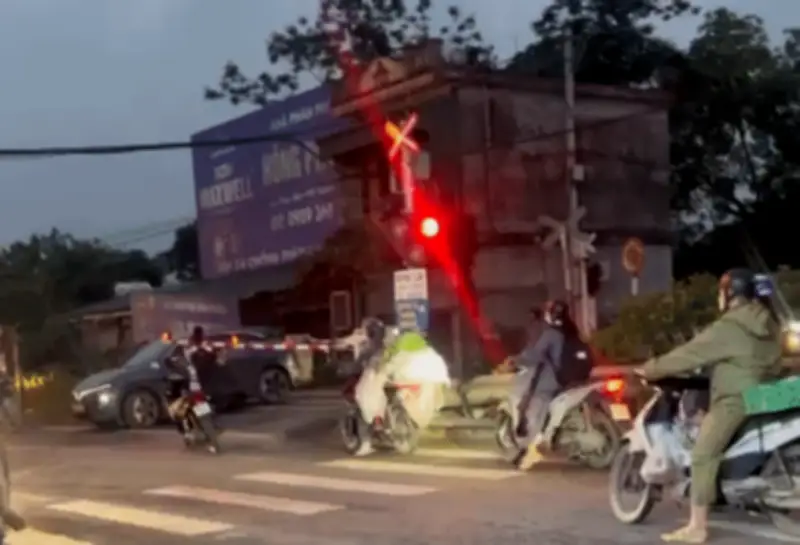 Tai nạn kinh hoàng: Xe ô tô bị tàu hỏa tông văng xa, tài xế hoảng loạn bỏ xe tháo chạy