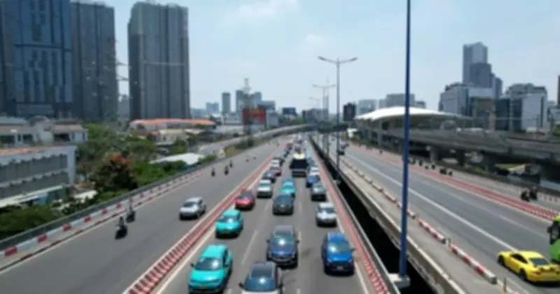 Tai nạn liên hoàn 3 ô tô trên cầu Sài Gòn gây ùn tắc kéo dài suốt trưa