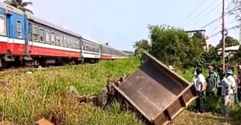 Tai nạn đường sắt thương tâm tại Đắk Lắk: Xe công nông băng qua đường tự mở, một trẻ tử vong