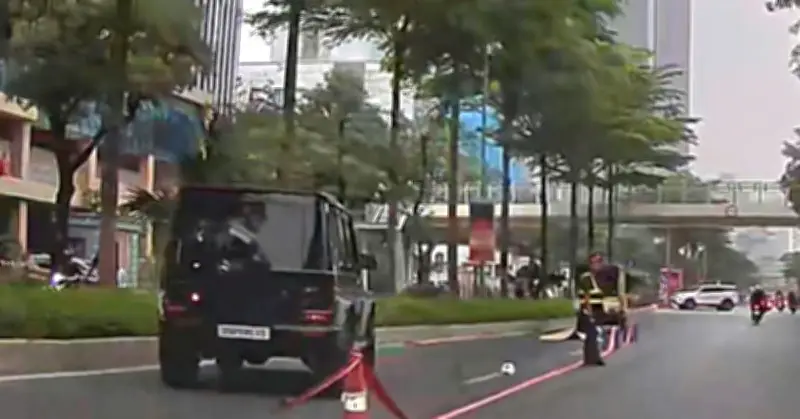 Tai nạn nghiêm trọng tại Hà Nội: Ô tô Mercedes đâm chết người đi bộ, tài xế bỏ trốn