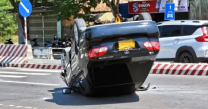 Tai nạn nghiêm trọng trên đường ra sân bay: Ô tô lật ngửa, ba người gặp nạn