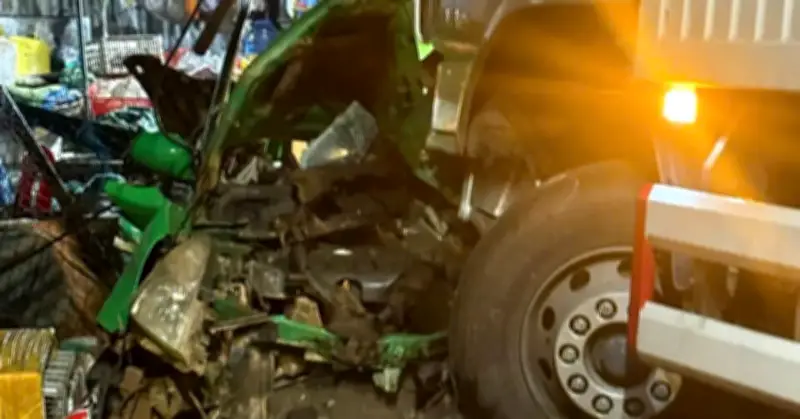 Tai nạn thảm khốc ở Lào: Taxi và ô tô tải va chạm, tài xế tử vong