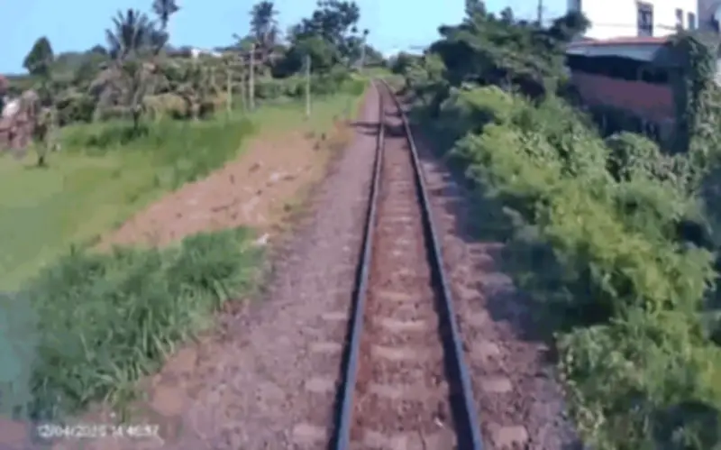 Tai nạn thảm khốc: Xe công nông bị tàu hỏa húc văng khi băng qua đường sắt