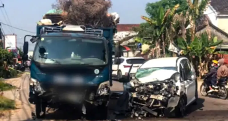 Tai nạn thảm khốc: Xe con biến dạng sau va chạm với xe tải, một phụ nữ tử vong