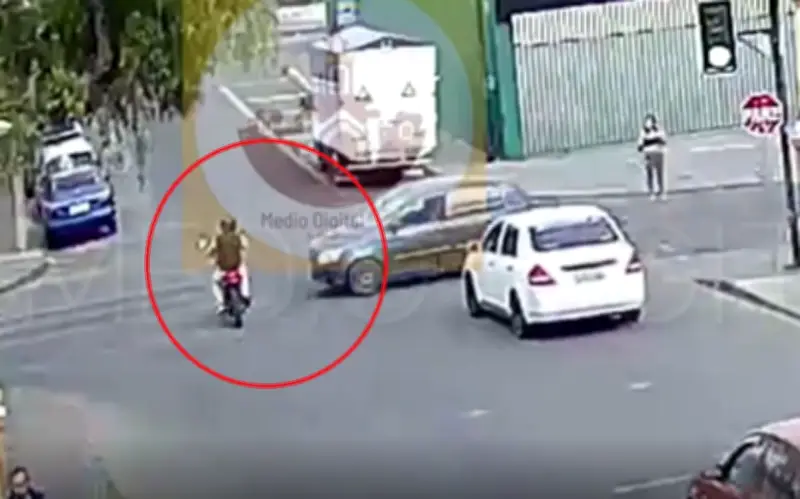 Tai nạn thương tâm ở Ecuador: Người đàn ông bị tông chết ngay sau nụ hôn tạm biệt vợ