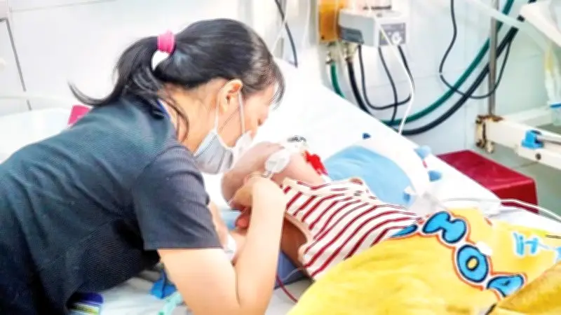 Tay chân miệng bùng phát: Báo động từ cơ sở y tế đến trường học