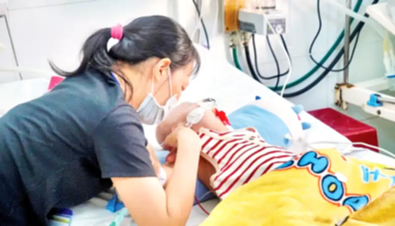 Tay chân miệng bùng phát: EV71 lưu hành, trẻ nhỏ đối mặt nguy cơ cao