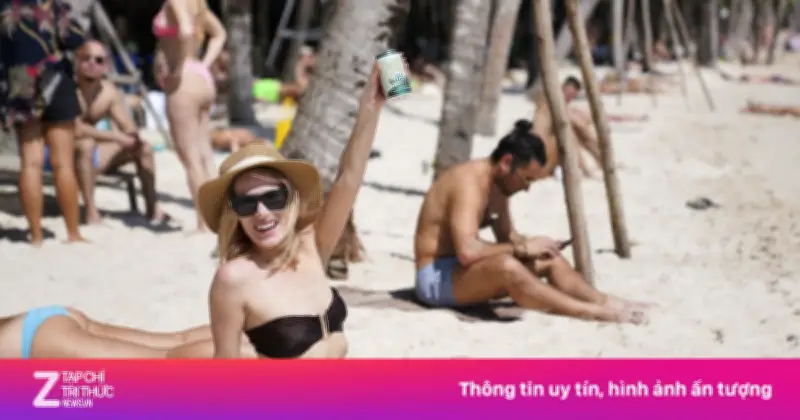 Tóc nhuộm và da nhạy cảm khi tắm biển: Chuyên gia cảnh báo nguy cơ