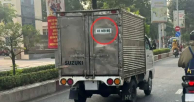 Tem xe nội bộ giá rẻ tràn lan, tài xế lách luật kinh doanh vận tải chui