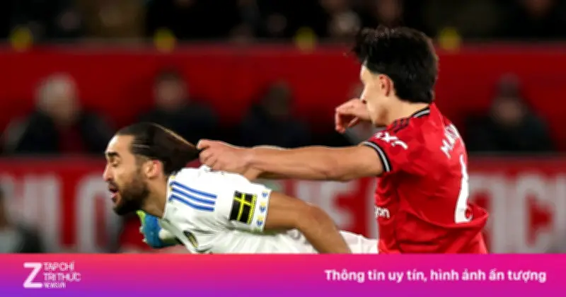 Thẻ đỏ gây tranh cãi của Martinez: Cựu danh thủ Carragher lên tiếng bênh vực