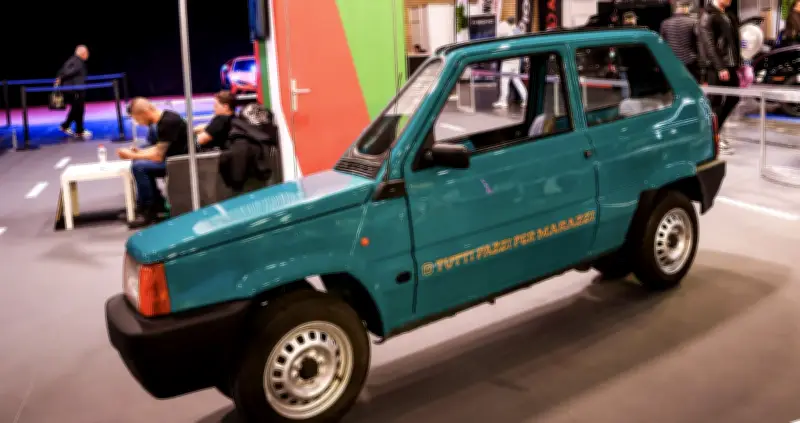 Thợ máy chế tạo xe Fiat Panda thành ô tô nhỏ nhất thế giới chỉ rộng 50cm