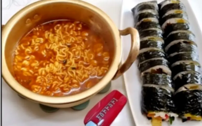 Thử thách nghèo đói ở Hàn Quốc: Trào lưu khoe của mỉa mai gây tranh cãi dữ dội