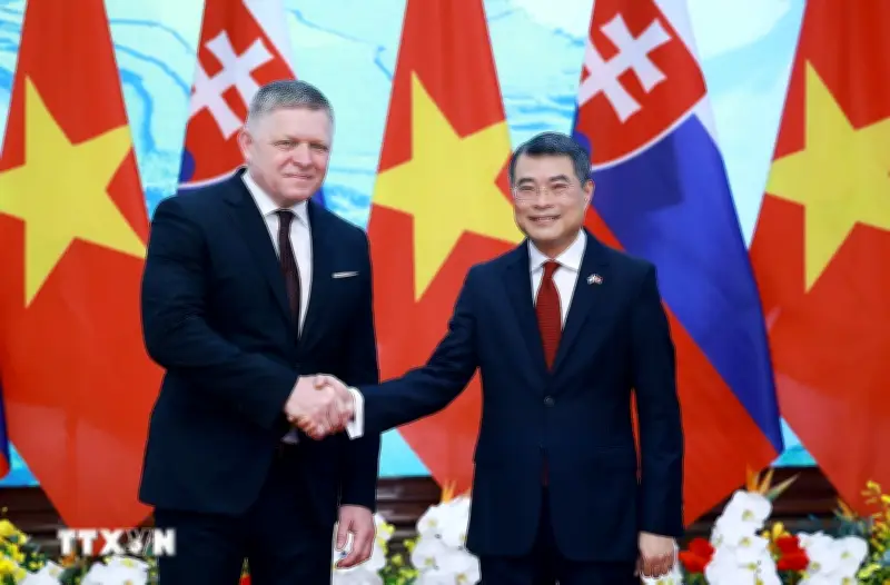 Thủ tướng Lê Minh Hưng hội đàm với Thủ tướng Slovakia Robert Fico tại Hà Nội