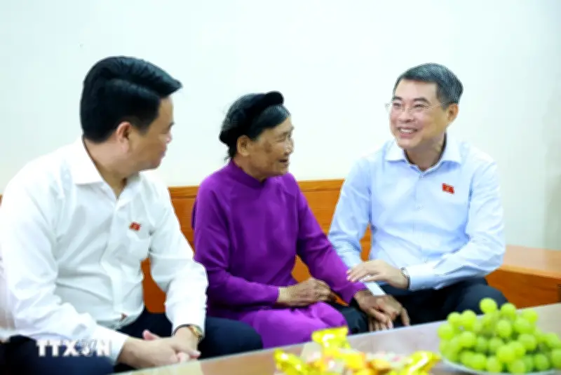 Thủ tướng Lê Minh Hưng thăm người có công với cách mạng tại Hải Phòng