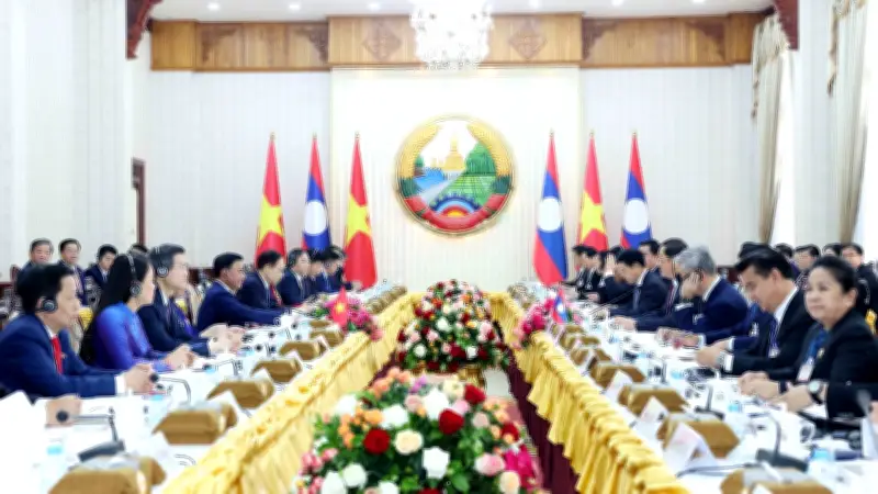 Thủ tướng Lào và Thường trực Ban Bí thư Trần Cẩm Tú thảo luận về quan hệ đặc biệt Việt Nam-Lào