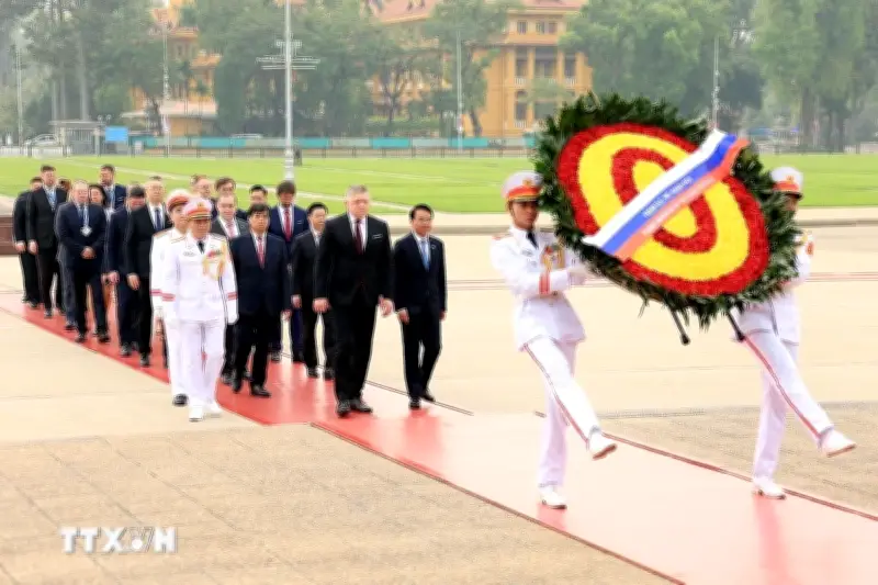 Thủ tướng Slovakia đặt vòng hoa tưởng niệm các anh hùng liệt sỹ và viếng Chủ tịch Hồ Chí Minh