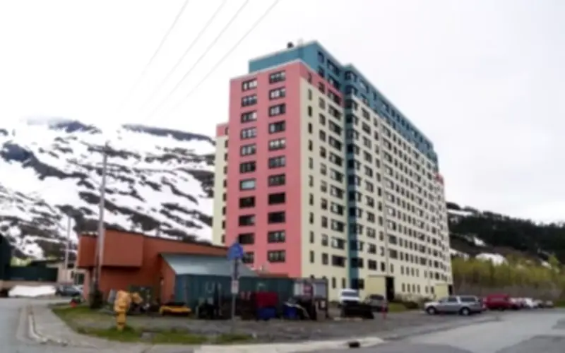 Thị Trấn Đặc Biệt Ở Alaska: Cả Thị Trấn Sống Chung Một Tòa Nhà