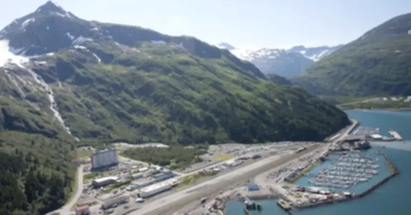 Thị Trấn Kỳ Lạ Ở Alaska: Cả Thị Trấn Sống Trong Chung Cư, Về Nhà Trước 22h