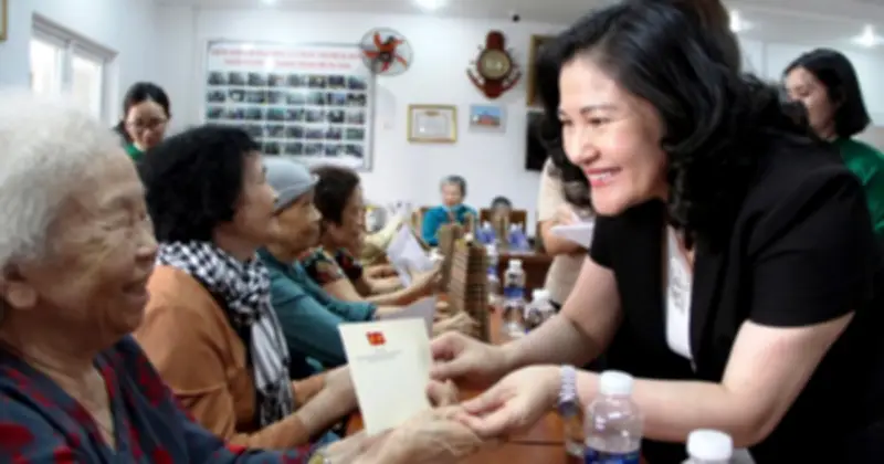 Thứ trưởng Bộ Nội vụ thăm, tặng quà người có công tại Đà Nẵng