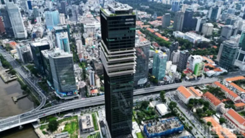 Thị trường bán lẻ TP.HCM: Hấp thụ thuần âm nhưng nhu cầu vẫn chọn lọc, tập trung vào F&B và thời trang