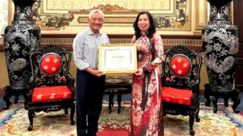 Thứ Trưởng Ngoại Giao Trao Bằng Khen Cho Doanh Nhân Kiều Bào Nguyễn Thanh Mỹ