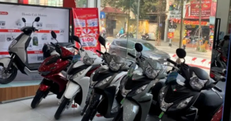 Thị trường xe máy xăng: Honda SH giảm giá mạnh, Yamaha cắt ưu đãi vì khan hàng