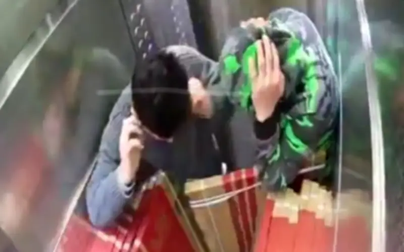 Thang máy sập kinh hoàng ở Beirut do quá tải gạch, hai công nhân nguy kịch