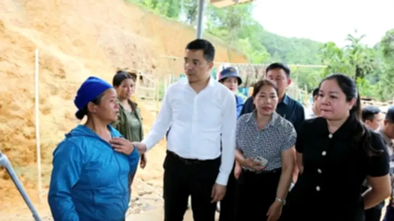 Thanh Hóa: Dông lốc làm tốc mái hàng trăm nhà, một thiếu niên tử vong