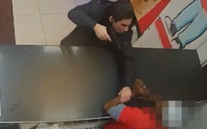 Thanh niên 18 tuổi tù 3 năm vì tấn công cửa hàng do thiếu nước chấm tỏi ở London