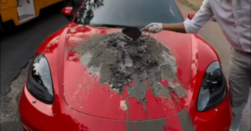 Thanh niên trốn trong cốp xe Porsche 718 Boxster: Hành vi khó hiểu gây sốc