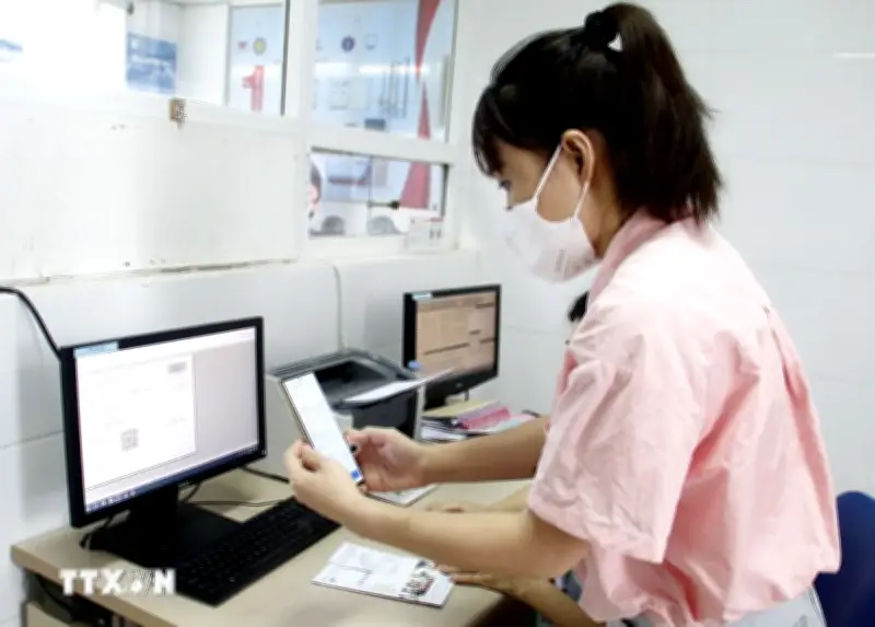 Thanh toán không dùng tiền mặt nâng chất dịch vụ y tế cho người bệnh