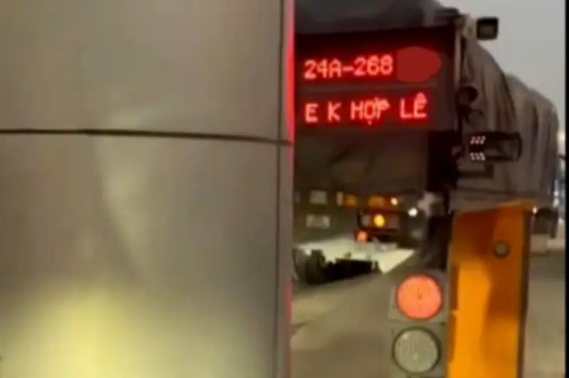 Thực hư thông tin nhân viên trạm thu phí dừng ô tô vi phạm trên cao tốc