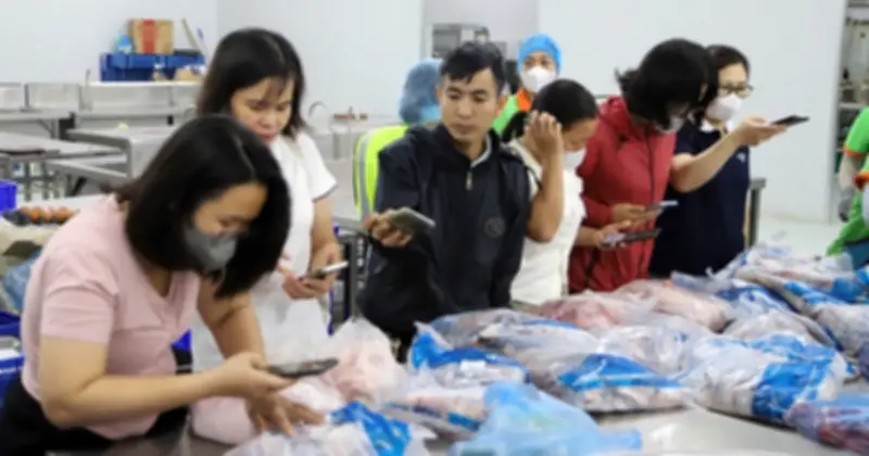 Thực phẩm bẩn vào trường học: Hối lộ chục tỉ đồng và nỗi lo an toàn bữa ăn bán trú