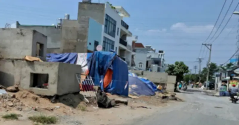 Thi công dự án để đất đá ngổn ngang, người dân khốn đốn vì bụi bặm và ế ẩm