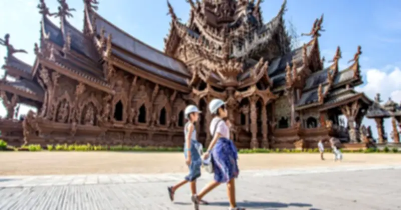 Thái Lan đối mặt hóa đơn y tế 100 triệu baht từ du khách nước ngoài mỗi năm