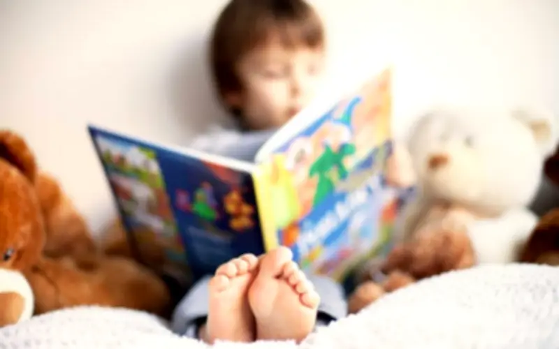 Thói quen đọc sách giấy và bài học từ người lớn dành cho con trẻ