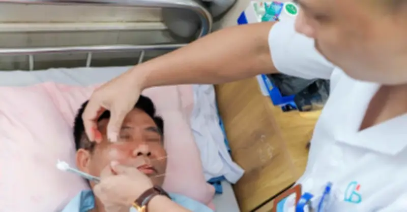 Thói quen tắm xong ngủ điều hòa lạnh gây méo lệch khuôn mặt cho nhiều người