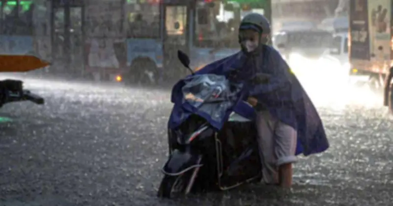Thời tiết 17/4/2026: Miền Bắc mưa lớn, Trung Bộ nắng nóng giảm dần