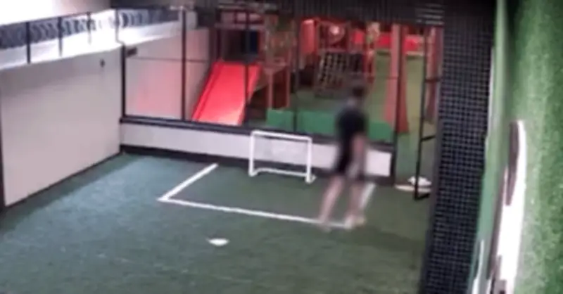 Thiếu niên bị điện giật, định chạy trốn sát thủ lao vào cứu suýt gặp nạn