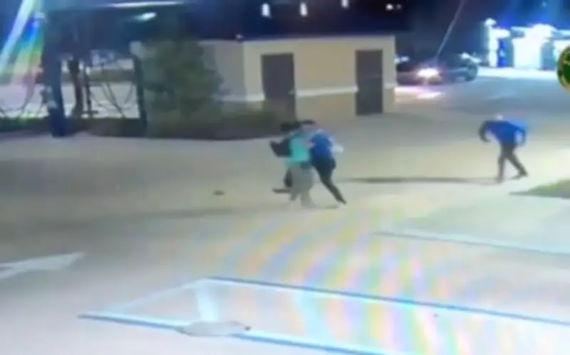 Thiếu niên Mỹ dùng võ thuật khống chế kẻ cầm rìu hung hăng, được cảnh sát đề nghị việc làm