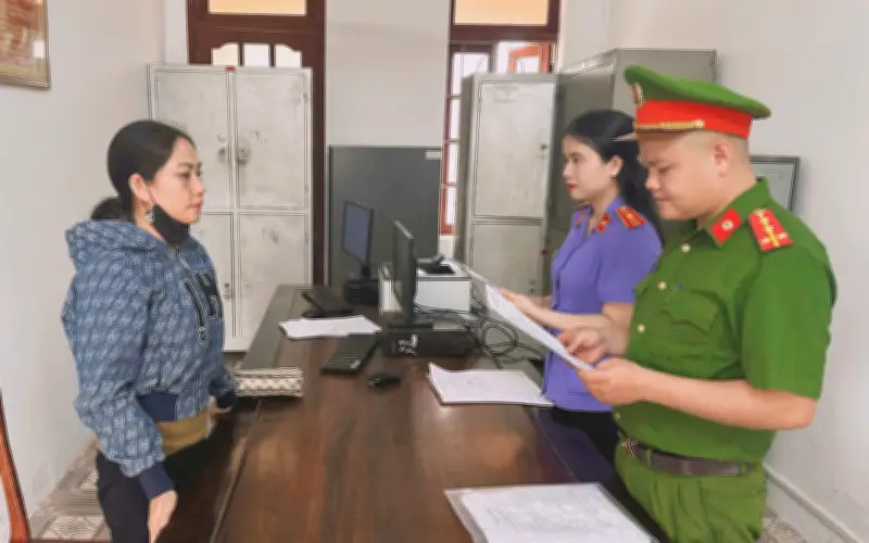 Thiếu tiền trả nợ, hai mẹ con mượn xe máy đi cầm cố gây chấn động