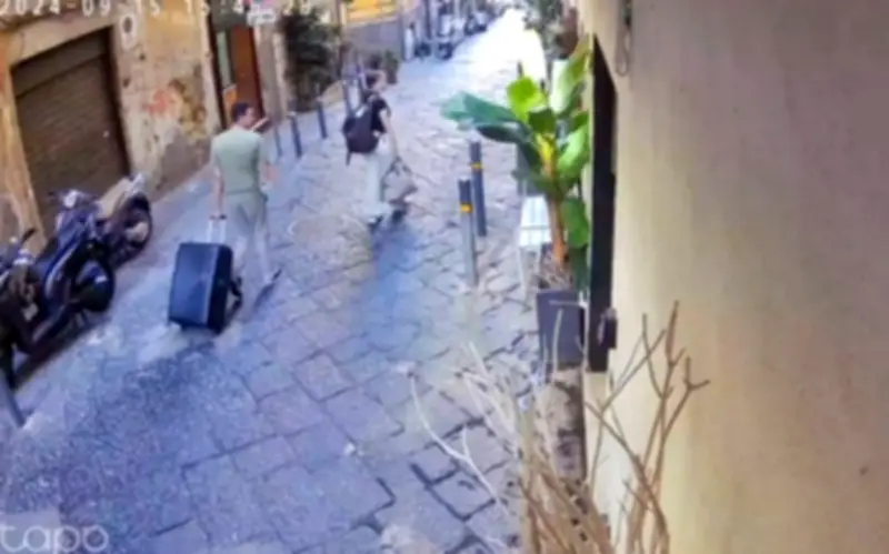 Thảm kịch ở Naples: Bức tượng rơi từ ban công khiến du khách tử vong, cha mẹ bị truy tố
