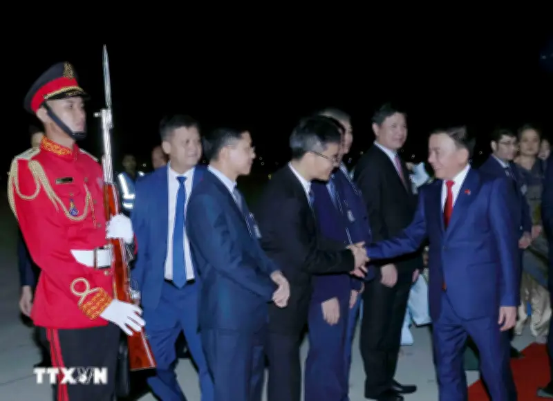 Thường trực Ban Bí thư đến sân bay Techo, bắt đầu thăm chính thức Campuchia